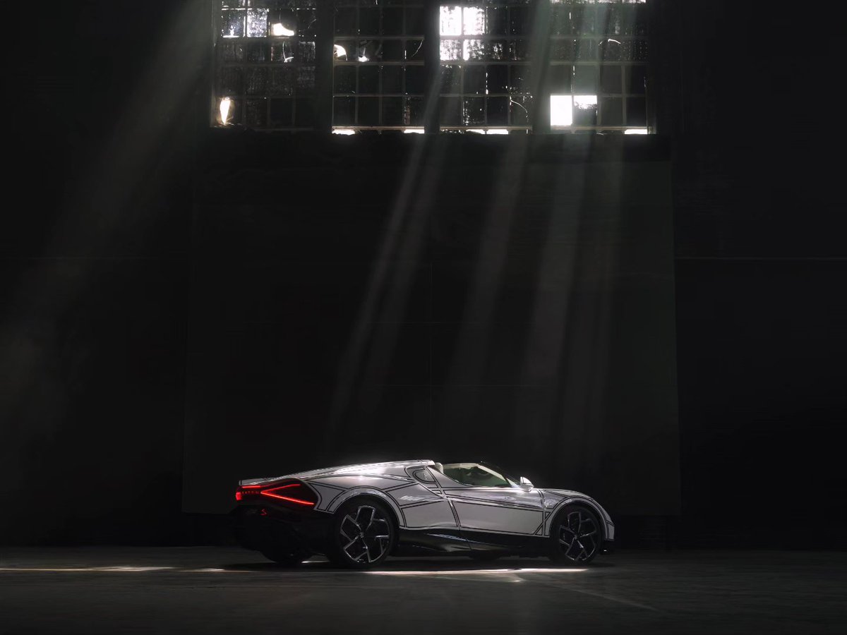 WorldOfCarsIND's tweet photo. 🏺 CRAFTSMANSHIP MEETS DESIGN
The Blanc Éternel features intricate black lines inspired by the car’s underlying digital NURBS surface network, while handcrafted KPM porcelain details elevate the EB emblem, fuel & oil caps, engine-cover inserts and cabin.
#KPM #AutomotiveArt https://t.co/1EfBuF8pPU