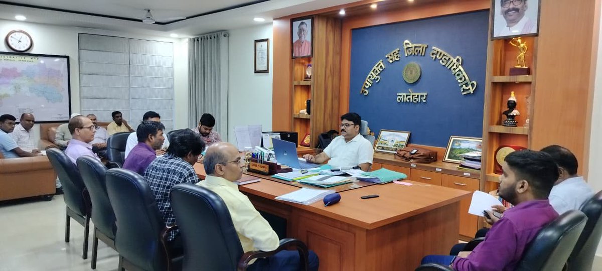 LateharDistrict's tweet photo. आधारभूत संरचना से संबंधित बैठक में पीवीयूएनएल, बनहर्दी, चक्ला कोल ब्लॉक सहित अन्य परियोजनाओं के द्वारा किए जा रहे कार्यों की समीक्षा करते हुए एफआरए, एनओसी, जमीन अधिग्रहण संबंधित लंबित मामलों पर संबंधित अधिकारियों को कार्यों के शीघ्र न���ष्पादन हेतु निर्देशित किया।
@JharkhandCMO https://t.co/5ehmJQo1b2