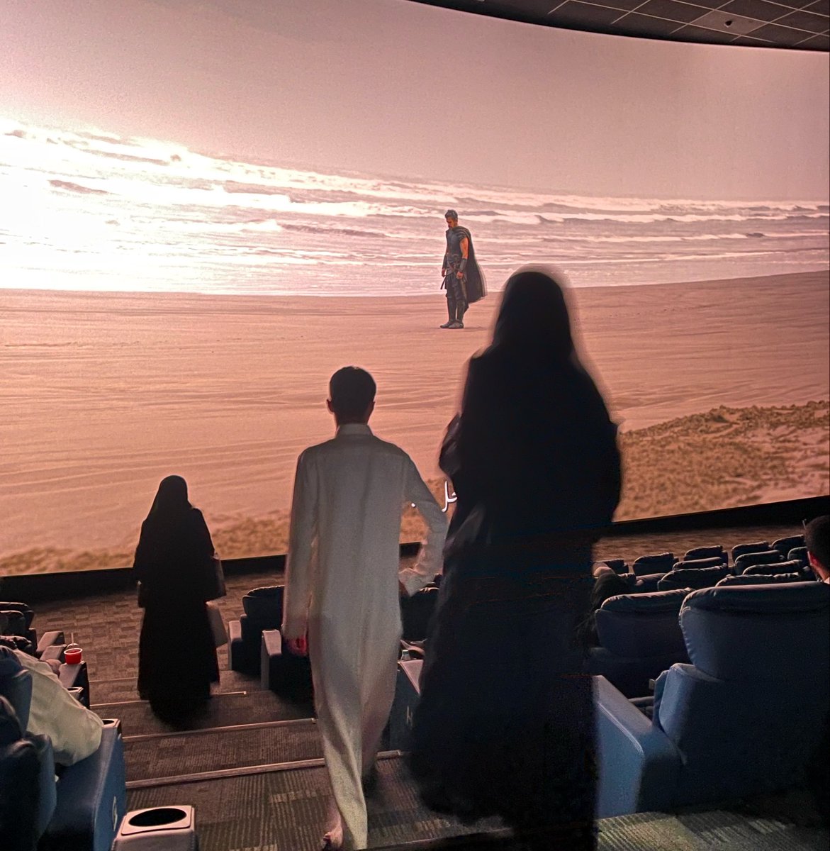 DonaScope's tweet photo. اتمنى يكون بالسينما نظام البصمة واي شخص يتاخر عن الفيلم حتى لو دقيقة يمنع من الدخول، 
موطبيعي اول ربع ساعة من الفيلم ضاعت واحنا نشوف الرايح والجاي وفلاشات التلفون بكل مكان، وفوقها سادين الشاشة يدورون كراسيهم،

وبعدين فيه نقطة مهمة جدًا بالاخص في فيلم الاوديسة يعني لو ضاعت عليك اهم فكرة بالفيلم واللي باني عليها اساسيات الاحداث علمني شلون بتقتنع بالاحداث وانت اصلًا فاتك المدخل اللي بنى لك العالم من الاساس؟ 

انا بتفهم موضوع التاخير عن الدوام والشغل لكن تتاخر عن فيلم!!!! 
هذي كارثة اجتماعية يجب عدم الاستهتار فيها