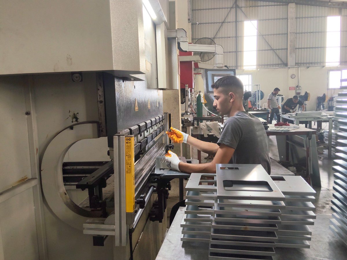 TurkiyeIsKurumu's tweet photo. ⚙️ İstihdamı Güçlendirmek için Çalışmaya Devam Ediyoruz!

Osmaniye Çalışma ve İş Kurumu İl Müdürlüğümüz ile Ekizler Elektrik Pano firması iş birliğinde “Metal Şekillendirici” mesleğinde İşbaşı Eğitim Programı düzenlendi.

💫Katılımcıların iş yerinde uygulamalı eğitim alarak mesleki deneyim kazanmalarına ve istihdama geçişlerine katkı sağlıyoruz.

#İŞKURdaİşVar
#İşbaşıEğitim
#İstihdam