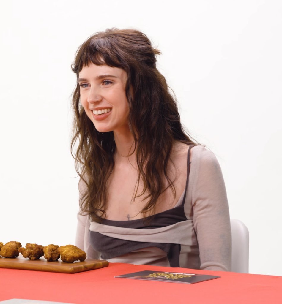 ClairoEnjoyer23's tweet photo. thinking about Clairo's hot ones look rn https://t.co/DIHcRVhwyt