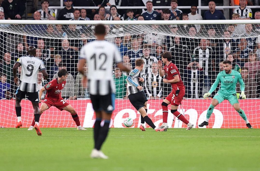 PulseWire_NG's tweet photo. ⚽🚨 NEWCASTLE 3–2 WEST BROM!

What a comeback! 🔥

Newcastle came from behind twice to beat West Brom and reach the Carabao Cup third round.

⚽ Price 19' ⚽ Touré 38' ⚽ Barnes 48' ⚽ Price 77' PEN ⚽ Barnes 81'

🔥 Barnes off the bench. Two goals. Match winner. https://t.co/kW8KGJ7YUG