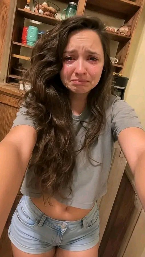 Cheyennepigc's tweet photo. No one loves me 💔 
Left alone 😞 
#alone #Love https://t.co/59IEbEQku9
