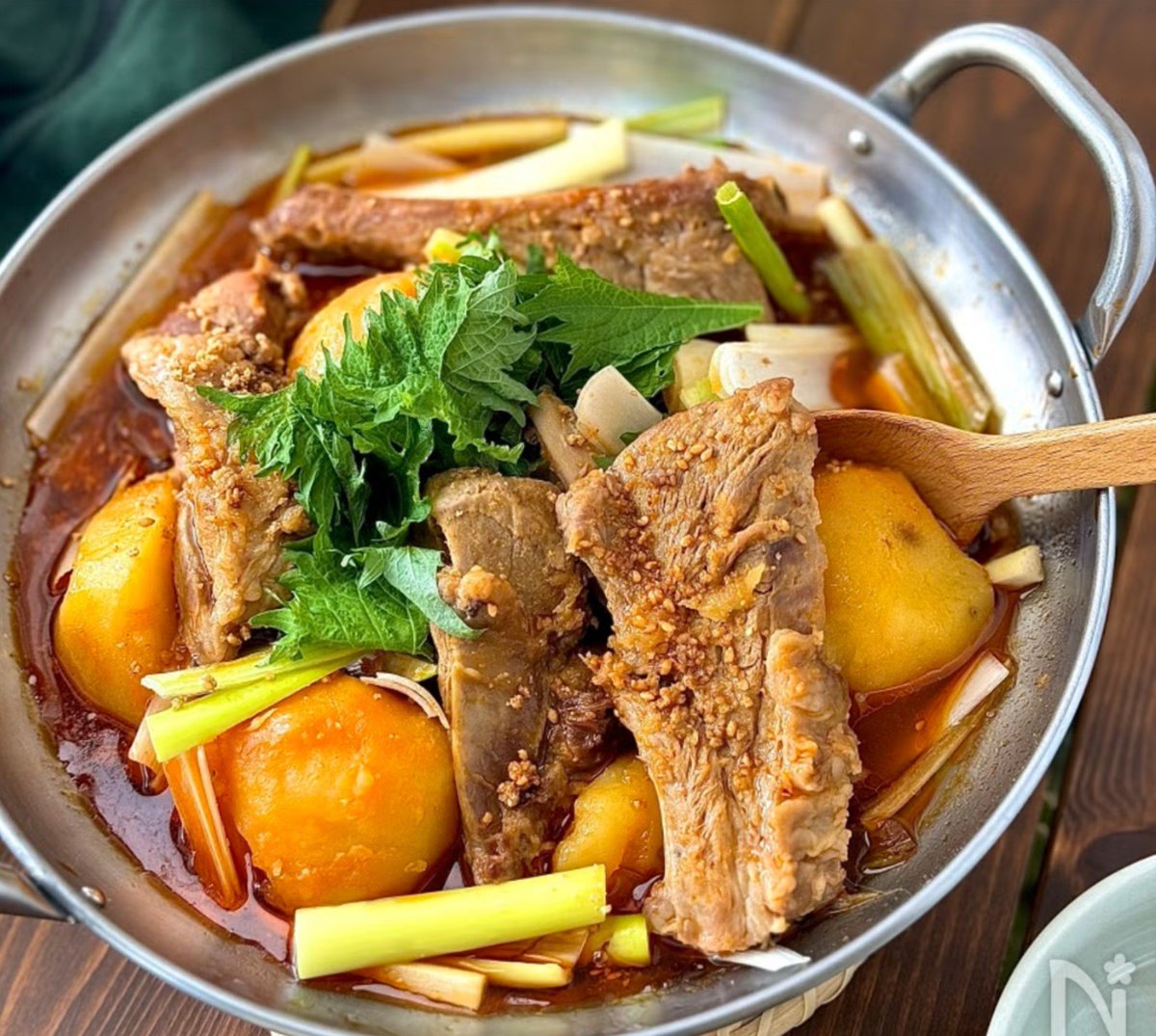 care2co2's tweet photo. そうなんだよな
韓国はスープを食べる国なんだよな

例えば　オデン　韓国オデンはいわゆる練り物だけを食べる

　野菜も煮込んではいるけどあくまでも出汁をとるためのもので食べない

　カムジャタンも　色々野菜はいれるけど　結果として食べるのは（形残るのは）じゃがいもと骨付カルビだけ https://t.co/iSHgaKc3xm