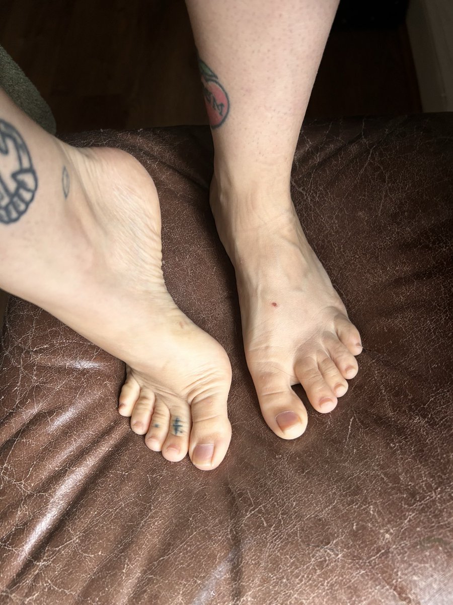 lydiaofwhiterun's tweet photo. These feet 🦶 are made for walking over broken bones in dungeons

I’ll be posting feet pics everyday until you pay for my laptop ♥️
#Day307 

#feet #LydiaSoles https://t.co/BbzH7zfSrf