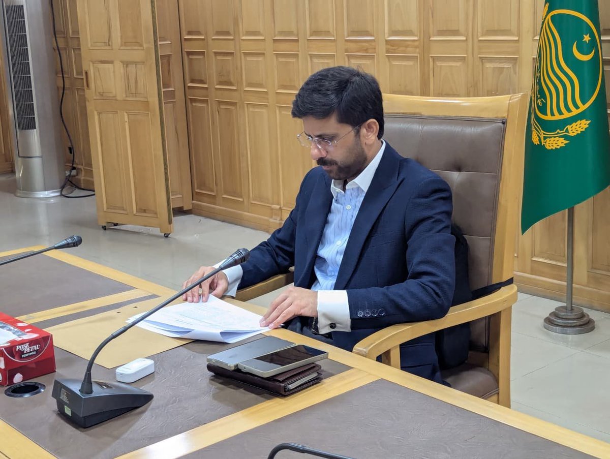 DcNarowal's tweet photo. ڈپٹی کمشنر نارووال محمد طیب خان کی زیر صدارت ڈسٹرکٹ کوالٹی کنٹرول بورڈ کا اجلاس۔اجلاس میں پیش کیے جانے والے کیسز کی سماعت کے دوران مقامی سطح پر نمٹائے جانے والے کیسز کے علاوہ باقی کیسز ڈرگز کورٹ بھجوا دئیے گئے۔
@MaryamNSharif @dgprnewsfeed @GovtofPunjabPK https://t.co/voi5g9jqV3