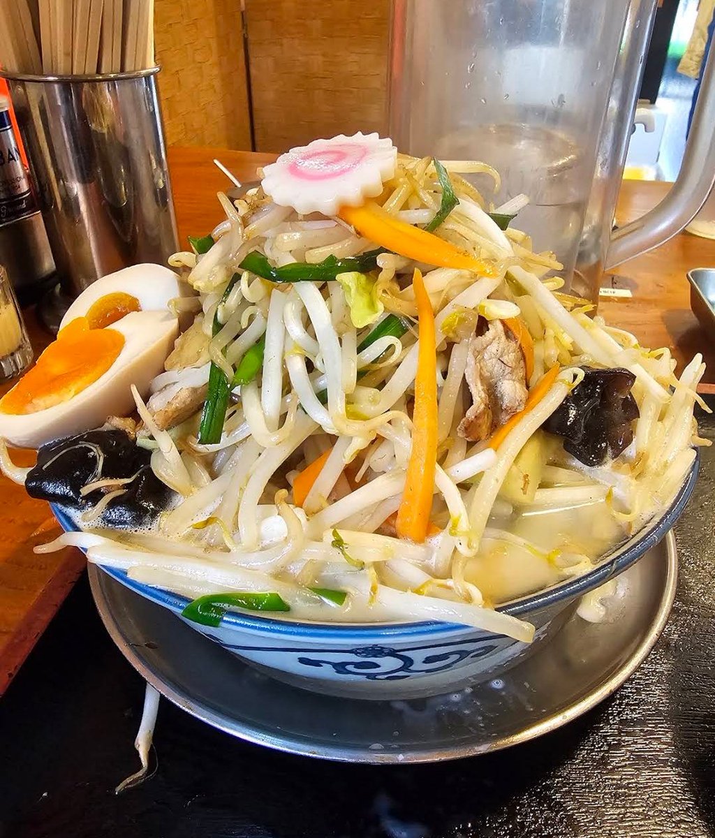 realRen_RT's tweet photo. ボリューム満点に盛られた炒められた野菜が食欲を誘い、ほどほど味付けされた野菜はシャキシャキで美味しい。スープは濃厚だがしつこくなく、どちらかといえばアッ��リ目の味付け。 https://t.co/p2vPgdv50H