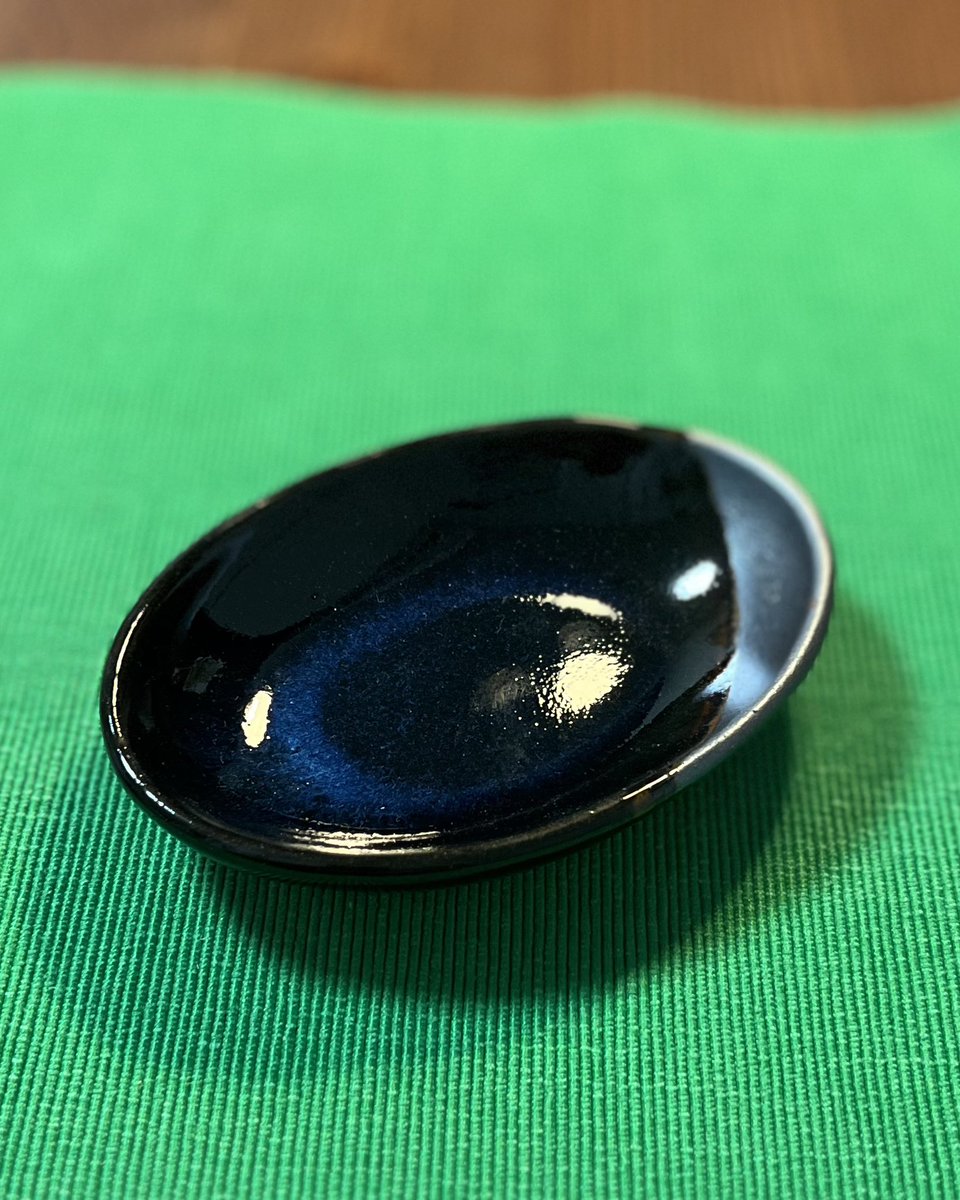 CoRhIrNiPdPt's tweet photo. 福岡・東峰村で陶器ガチャ（500円）をやってみたら、カッコいいやつもらえた。小石原焼・秀山窯のSHUZAN BLUEというらしい。今度その窯に行ってみよう https://t.co/id25Tue2HR