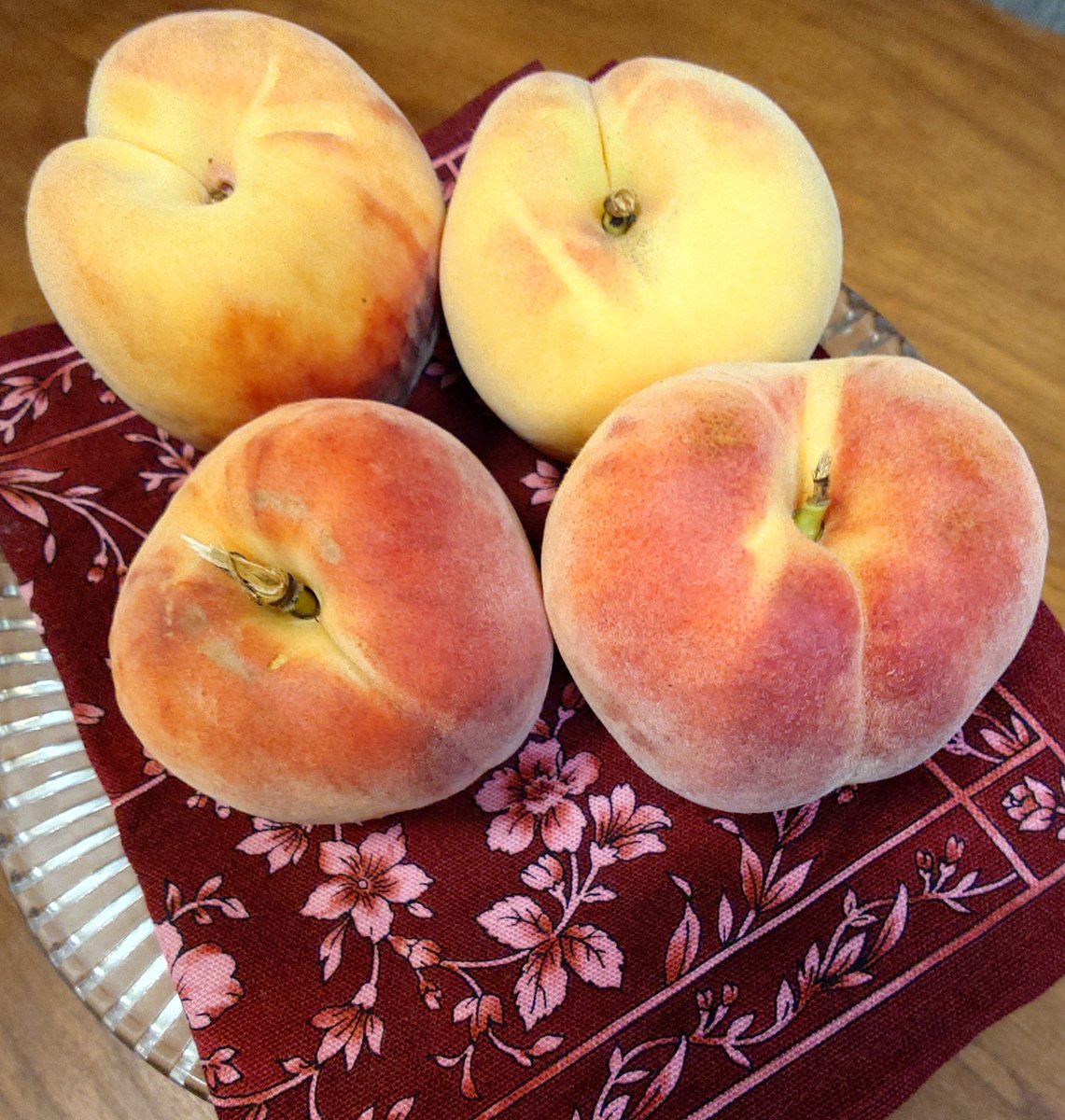 yopiri's tweet photo. 長野県発祥の『ワッサー』っていう桃とネクタリンを掛け合わせた果物。果肉が硬めで甘みと酸味のバランスも好み。美味しい😋 https://t.co/mqdspRwr4D