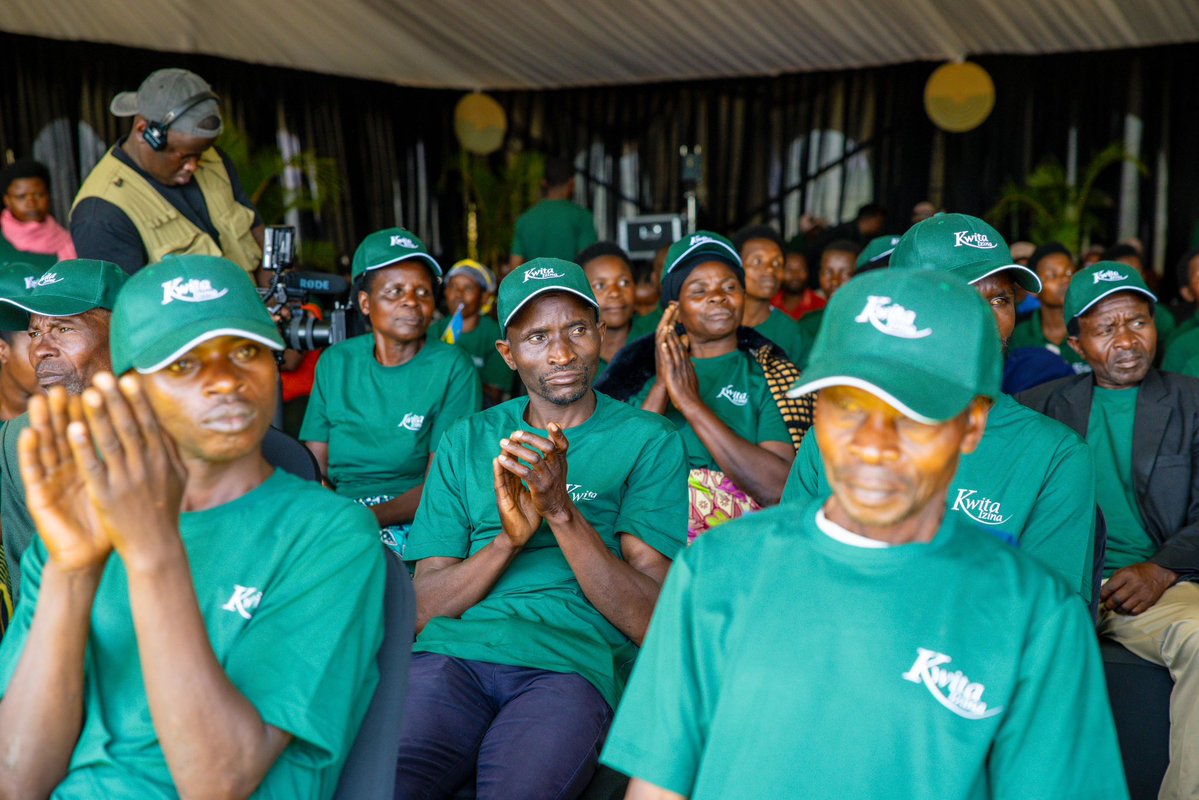 RwandaLocalGov's tweet photo. I Musanze habereye kuri uyu wa Kane umuhango wo gutangiza ku mugaragaro iyubakwa ry’umudugudu w’icyitegererezo wita ku bidukikije mu Kagari ka Kaguhu, Umurenge wa Kinigi.

Minisitiri @Dominiquehab, ari kumwe n’Umuyobozi Mukuru wa RDB @afrika_jean, Guverineri @gahundemaurice bashyize ibuye ry’ifatizo ahagiye gutangira uwo mushinga ugamije kubaka inzu z’icyitegererezo zigezweho kandi zitangiza ibidukikije.

Hazubakwa kandi n’ibikorwa remezo byifashishwa n’abaturage mu mibereho ya buri munsi birimo ivuriro, ishuri n’ibindi.

Minisitiri Habimana yashimiye abaturage ku bw’uruhare bakomeje kugira mu kubungabunga ibidukikije bikubiyemo n’inyamaswa, abasaba gukomeza kurinda amashyamba, inyamaswa, amasoko y’amazi, ubutaka n’ibikorwa remezo rusange, kuko byose ari umutungo dusangiye.

Yagize ati: Pariki y’Igihugu y’ibirunga ni umutungo w’igihugu. Ni ishema ry’u Rwanda kandi ni isoko y’amahirwe menshi. Ariko kugira ngo ikomeze kutubyarira inyungu no kugirira akamaro n’abazadukomokaho, tugomba kuyirinda twese.

Uyu mushinga kandi ujyanye n’intego u Rwanda rwihaye zo guteza imbere iterambere rirambye, ubukungu bwita ku bidukikije, imiturire itekanye kandi itunganyijwe, ndetse no kuzamura imibereho y’abaturage.

Yagize ati: Iterambere ni no kugira abaturage bafite imibereho myiza, imirimo ibateza imbere, serivisi z’ibanze zibageraho, isuku, umutekano, imiyoborere myiza n’ubufatanye hagati yabo. Ni muri urwo rwego uyu Mudugudu ugomba kuzubakwa muri icyo cyerekezo.

Yasabye cyane cyane urubyiruko gukoresha imbaraga, ubumenyi n’ubushobozi bafite mu bikorwa bibateza imbere kuko mu gihe cy’iyubakwa ry’uyu Mudugudu, hazabaho amahirwe y’akazi. 

Yabasabye kandi gukomeza kwirinda ibiyobyabwenge n’ibinyobwa bitemewe cyangwa bitujuje ubuziranenge kuko byangiza ubuzima, bigasenya imiryango, bikagabanya umusaruro w’urubyiruko kandi bikaba intandaro y’ibibazo by’umutekano.