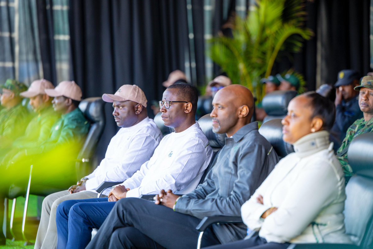 RwandaLocalGov's tweet photo. I Musanze habereye kuri uyu wa Kane umuhango wo gutangiza ku mugaragaro iyubakwa ry’umudugudu w’icyitegererezo wita ku bidukikije mu Kagari ka Kaguhu, Umurenge wa Kinigi.

Minisitiri @Dominiquehab, ari kumwe n’Umuyobozi Mukuru wa RDB @afrika_jean, Guverineri @gahundemaurice bashyize ibuye ry’ifatizo ahagiye gutangira uwo mushinga ugamije kubaka inzu z’icyitegererezo zigezweho kandi zitangiza ibidukikije.

Hazubakwa kandi n’ibikorwa remezo byifashishwa n’abaturage mu mibereho ya buri munsi birimo ivuriro, ishuri n’ibindi.

Minisitiri Habimana yashimiye abaturage ku bw’uruhare bakomeje kugira mu kubungabunga ibidukikije bikubiyemo n’inyamaswa, abasaba gukomeza kurinda amashyamba, inyamaswa, amasoko y’amazi, ubutaka n’ibikorwa remezo rusange, kuko byose ari umutungo dusangiye.

Yagize ati: Pariki y’Igihugu y’ibirunga ni umutungo w’igihugu. Ni ishema ry’u Rwanda kandi ni isoko y’amahirwe menshi. Ariko kugira ngo ikomeze kutubyarira inyungu no kugirira akamaro n’abazadukomokaho, tugomba kuyirinda twese.

Uyu mushinga kandi ujyanye n’intego u Rwanda rwihaye zo guteza imbere iterambere rirambye, ubukungu bwita ku bidukikije, imiturire itekanye kandi itunganyijwe, ndetse no kuzamura imibereho y’abaturage.

Yagize ati: Iterambere ni no kugira abaturage bafite imibereho myiza, imirimo ibateza imbere, serivisi z’ibanze zibageraho, isuku, umutekano, imiyoborere myiza n’ubufatanye hagati yabo. Ni muri urwo rwego uyu Mudugudu ugomba kuzubakwa muri icyo cyerekezo.

Yasabye cyane cyane urubyiruko gukoresha imbaraga, ubumenyi n’ubushobozi bafite mu bikorwa bibateza imbere kuko mu gihe cy’iyubakwa ry’uyu Mudugudu, hazabaho amahirwe y’akazi. 

Yabasabye kandi gukomeza kwirinda ibiyobyabwenge n’ibinyobwa bitemewe cyangwa bitujuje ubuziranenge kuko byangiza ubuzima, bigasenya imiryango, bikagabanya umusaruro w’urubyiruko kandi bikaba intandaro y’ibibazo by’umutekano.