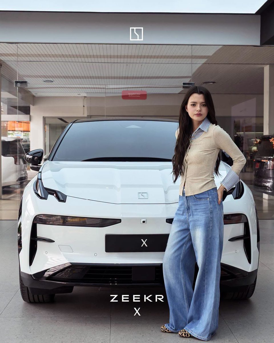 LOvSoshi's tweet photo. เบคกี้ รีเบคก้า กับ คู่หูคันใหม่ The New ZEEKR X ดีไซน์สุดล้ำ สีสันสดใส ที่เกิดมาเพื่อคนที่กล้าเป็นตัวเองในทุกมิติ 😍😍😍😍😍🥰🥰🥰🥰🥰🥰🥰

#ZeekrThailand #Zeekr #NewZeekrX #ImagineBeyond #BeckyRebecca #FriendsofZeekr #ZEEKRxBecky 
#Beckysangels #BeckyArmstrong https://t.co/IdoLqI81lc