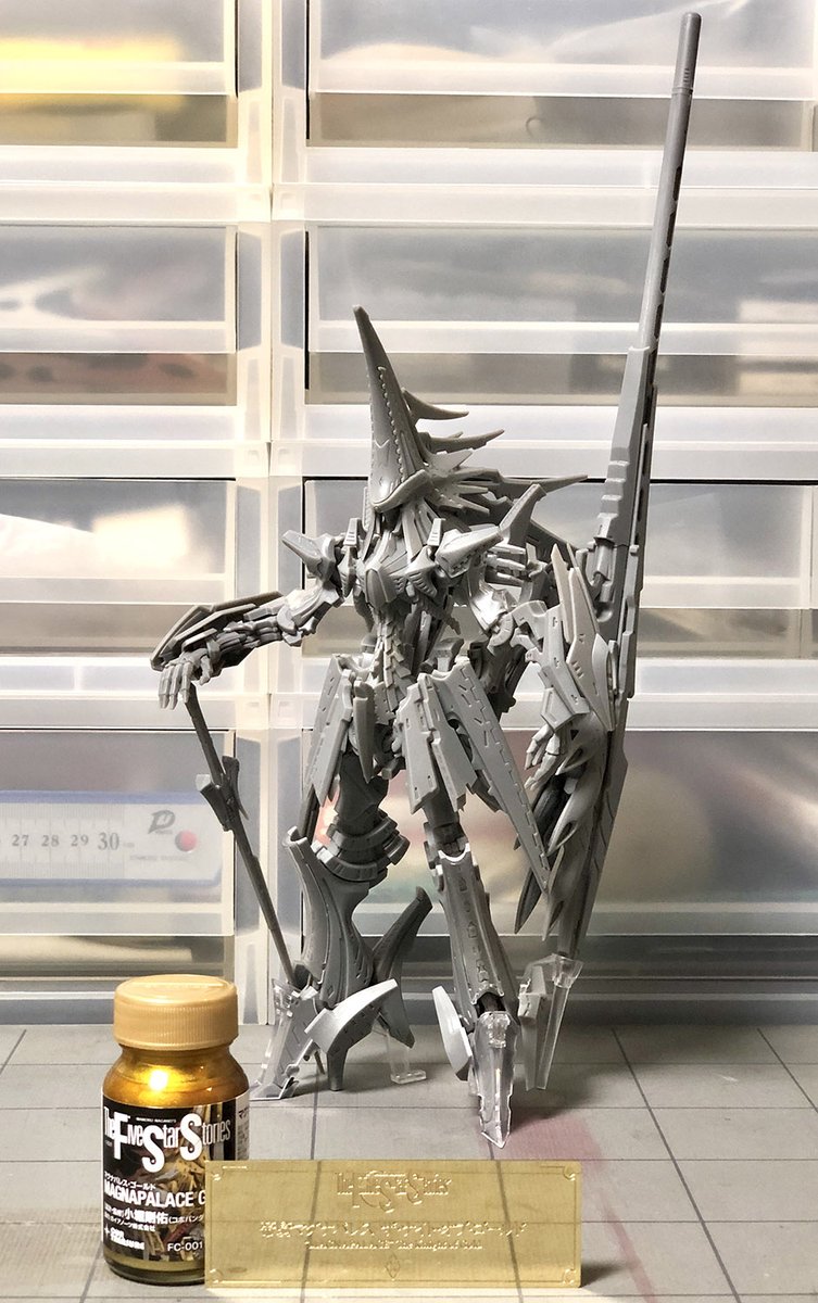 Coo3bunchou's tweet photo. アワートレジャー
syujyu氏のモデルをベースとしたプラモデルの設計を担当させて頂いた「1/144 帝騎マグナパレス ザ・ナイト・オブ・ゴールド」のサンプルが届きました！

なんと「通常版」と「エンスージアスト・エディション」でパッケージが違います。
これは両方欲しくなりますね＾＾

速い所では明日から発売されるようです。
もう何回組立たか分かりませんが、よろしくお願いします！

#ファイブスター物語 #FSS_jp