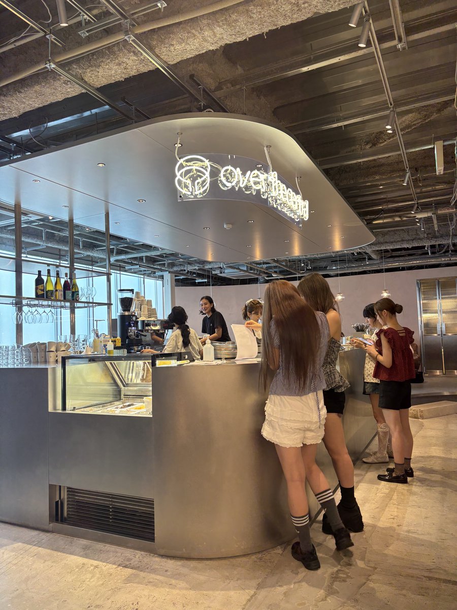 sxtmimi258736's tweet photo. 心斎橋で見つけた、おしゃれで可愛いカフェ☕️🤍
【over the central】

プリンは少し硬めで、甘すぎない感じが最高🍮
店内の雰囲気も良くて、ティーもさっぱりしていて美味しかった🫖

📍大阪府大阪市中央区西心斎橋1-5-17
　三栄西心斎橋ビル3F

#カフェ巡り  #オシャレカフェ  #心斎橋  #プリン巡り https://t.co/rgRFVp5Wcg