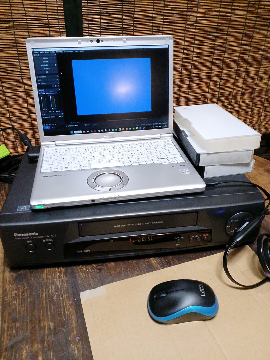 yk_okmr's tweet photo. 春から着手した父のVHSアーカイブ計画、ついに任務完了いたしました。実家の肥やしと化していた台本群も悩んだ末、一部を除き由緒ある専門古書店さんに引き取っていただき、長年の肩の荷が少し降りました。
実家断捨離決戦@夏の陣は本日でおしまい。次は秋の陣、最後の難関 本&amp;アルバム編に続く…… https://t.co/fZh4R4S0QH