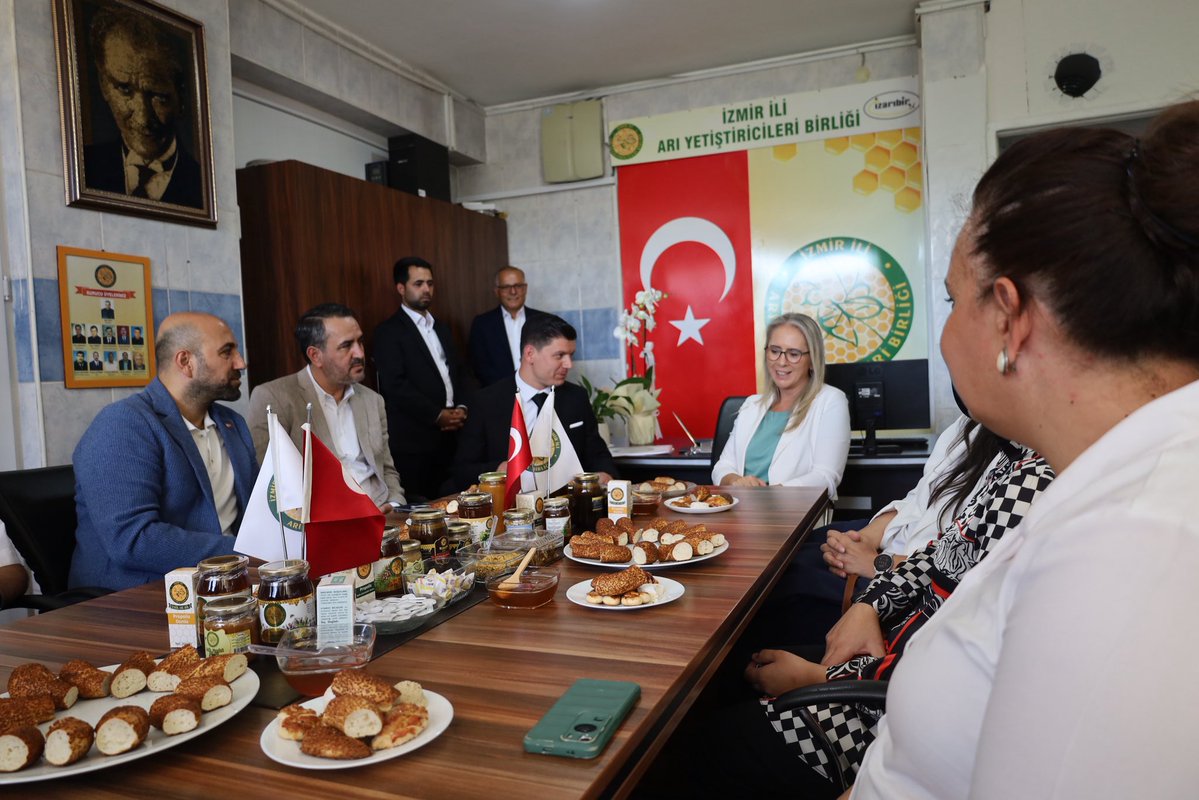 TarkanDuzman's tweet photo. İzmir Milletvekilimiz Sn. @CeydaBC35 ile birlikte İzmir İli Arı Yetiştiricileri Birliği’ni ziyaret ettik.
Üreticilerimizin taleplerini, sektörün gelişimini ve kırsal kalkınmaya yönelik adımları istişare ettik. Emeğini toprağa ve üretime adayan tüm arıcılarımızın her zaman yanında olmaya, İzmir’imiz için üretmeye devam edeceğiz.