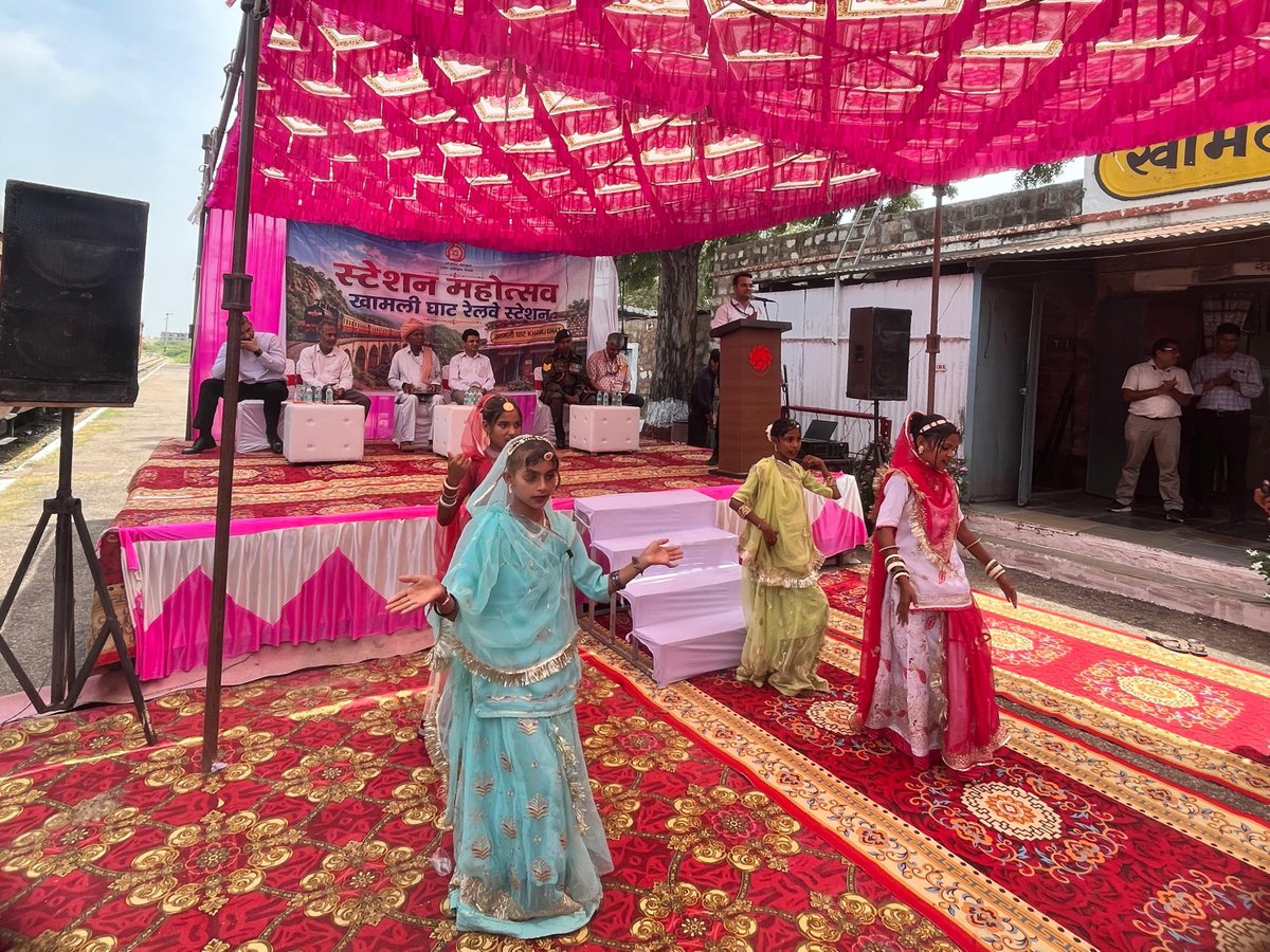 DrmAjmer's tweet photo. अजमेर मंडल द्वारा फुलाद एवं खामलीघाट स्टेशनों पर 'स्टेशन महोत्सव' का गरिमामय आयोजन; वीर सैनिकों, सेवानिवृत्त रेलकर्मियों और समाजसेवी विभूतियों का हुआ सम्मान https://t.co/YDOdmqthUo