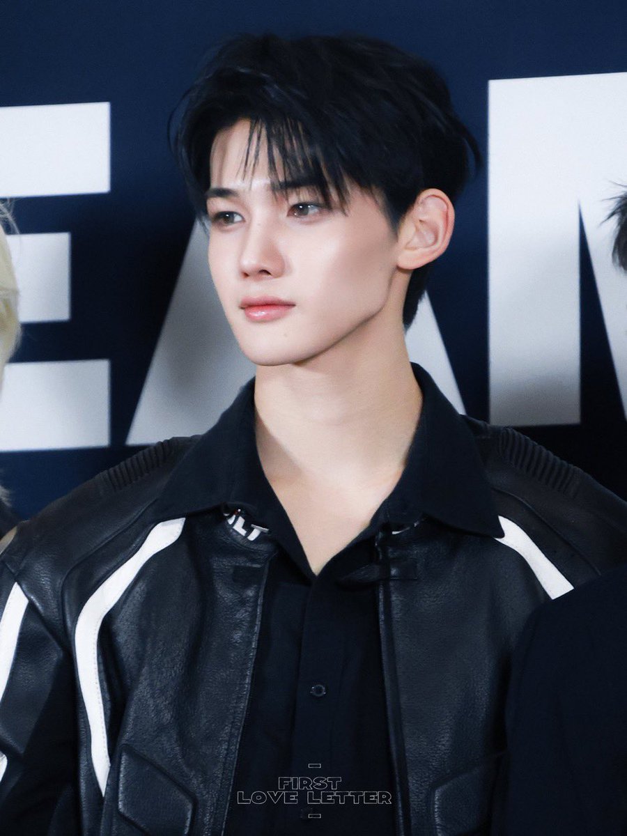 asam9ra's tweet photo. 씹겨쿨 인간한테 중요한거:대비
흑발로 덮엇고 옷이랑 배경 전부 블랙화이트인거뢰알걍 니 존예력을보여주라고 등떠미는수준 https://t.co/DLT0UTPiCk