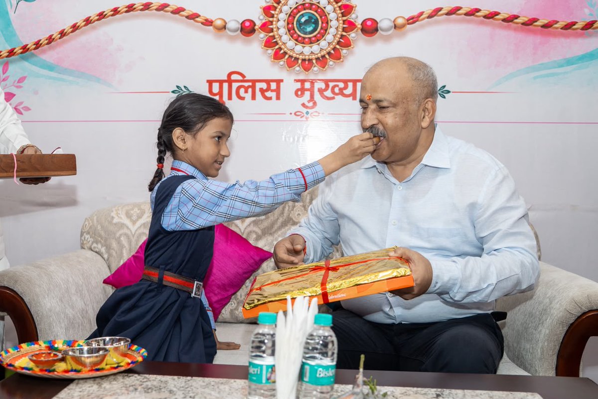 bstvlive's tweet photo. लखनऊ - पुलिस मुख्यालय में खास अंदाज में रक्षाबंधन
➡️DGP राजीव कृष्ण को बालिकाओं ने बांधी राखी
➡️पुलिस मुख्यालय में भावुक और सौहार्दपूर्ण कार्यक्रम
➡️आदर्श माध्यमिक विद्यालय की 20 बालिकाएं पहुंचीं
➡️बालिकाओं ने वरिष्ठ पुलिस अधिकारियों को भी बांधी राखी
➡️DGP राजीव कृष्ण ने दीं रक्षाबंधन की शुभकामनाएं.

#Lucknow @dgpup