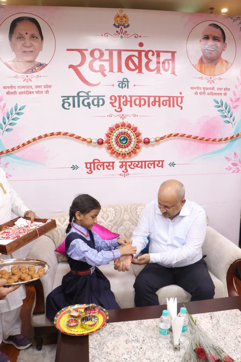 bstvlive's tweet photo. लखनऊ - पुलिस मुख्यालय में खास अंदाज में रक्षाबंधन
➡️DGP राजीव कृष्ण को बालिकाओं ने बांधी राखी
➡️पुलिस मुख्यालय में भावुक और सौहार्दपूर्ण कार्यक्रम
➡️आदर्श माध्यमिक विद्यालय की 20 बालिकाएं पहुंचीं
➡️बालिकाओं ने वरिष्ठ पुलिस अधिकारियों को भी बांधी राखी
➡️DGP राजीव कृष्ण ने दीं रक्षाबंधन की शुभकामनाएं.

#Lucknow @dgpup