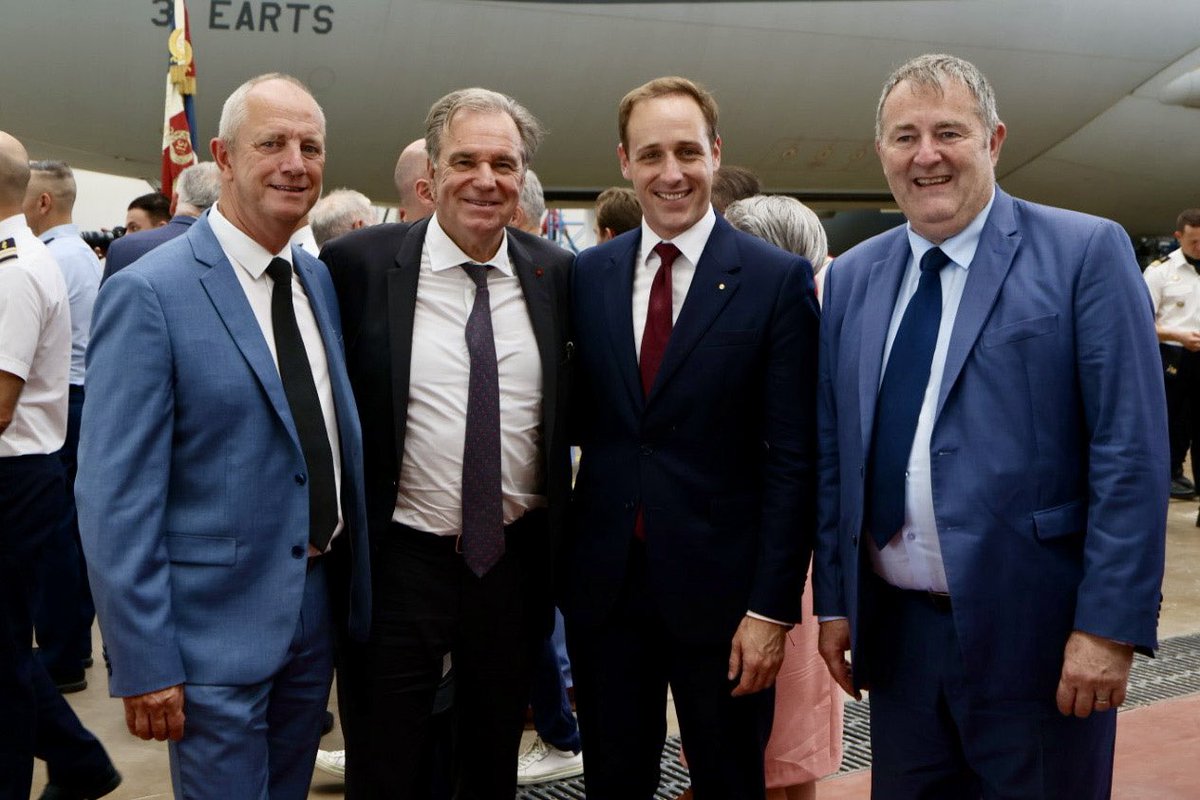 RenaudMuselier's tweet photo. Félicitations au Général Yann Malard, nouveau commandant de la base aérienne d'Istres et de la base de défense Istres-Miramas 🇫🇷

Merci et bravo au Colonel Sébastien Esteve, qui occupait ces fonctions depuis deux ans, pour le travail mené avec la Région sur notre hub régional. https://t.co/vjkGBAm4HP