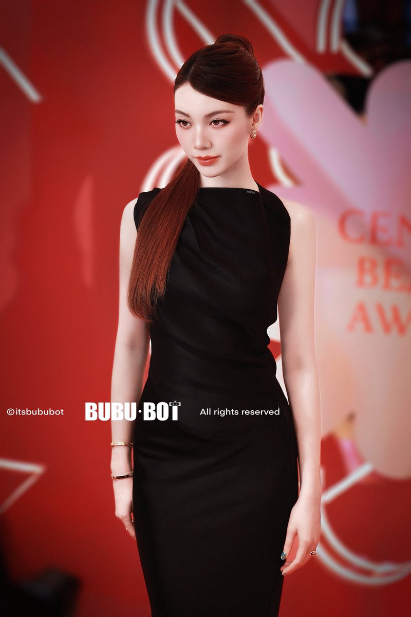 SaTime1127's tweet photo. Sparkling Orm Kornnaphat setting the beauty standard at Central Beauty Awards 2026 — she is the most luminous person at the beauty event✨🕊️🤍

ORM FRIEND OF DECORTÉ #ORMCentralBeautyAwards https://t.co/hFMEdVQW6V