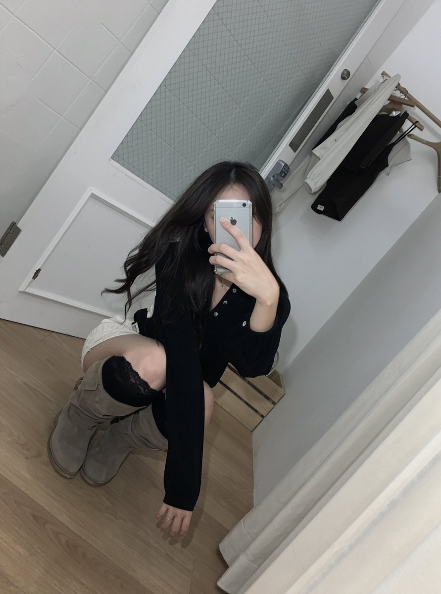 haeunoiaa's tweet photo. #ootd 🤳🏻 https://t.co/BFC8lmJc2v