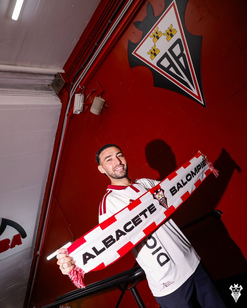 AlbaceteBPSAD's tweet photo. Presentado. 

En su casa.

En el Belmonte 😁👕

Munir 🤍 https://t.co/LKhrcIWPpu