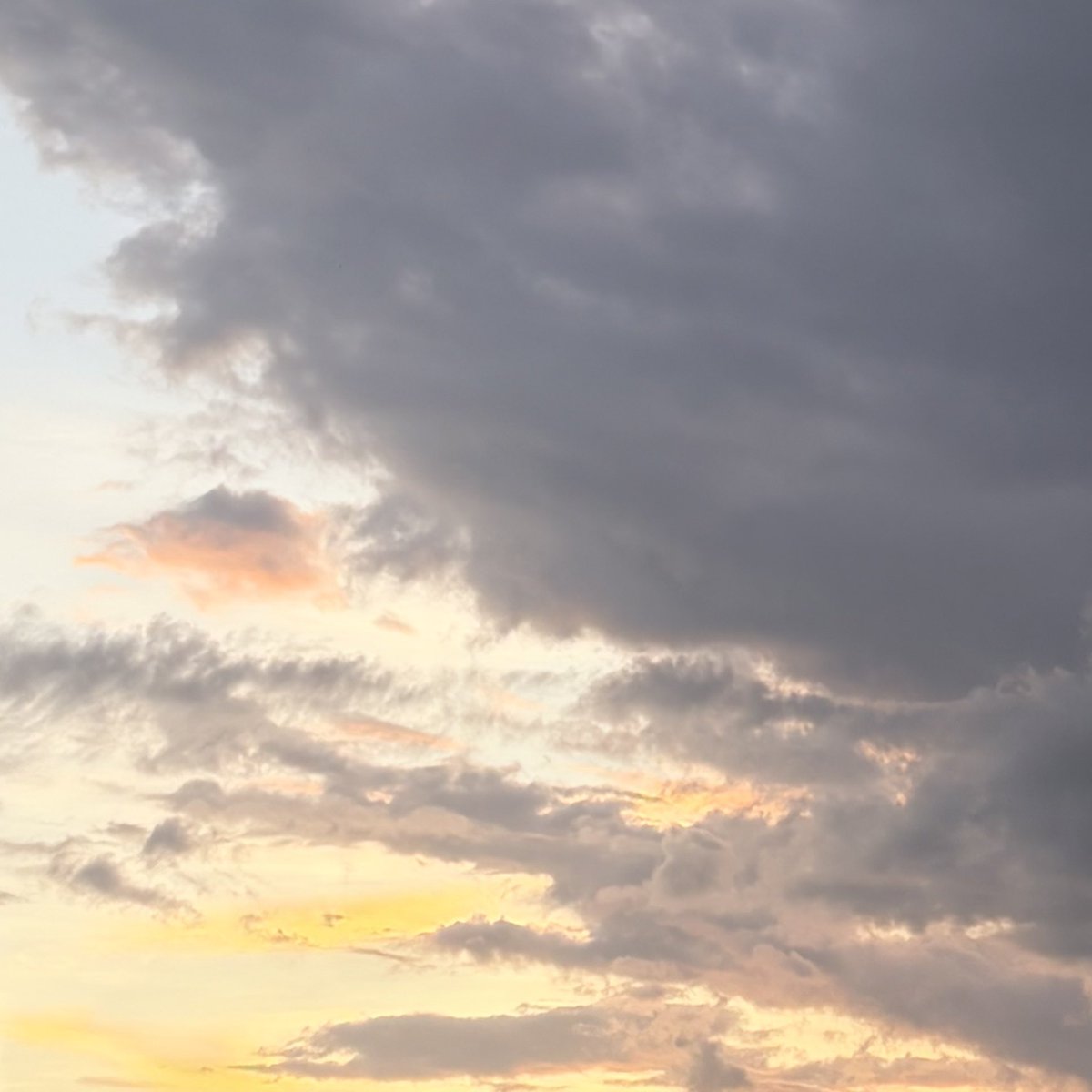 chivaszy's tweet photo. 🌥️ https://t.co/pH2rtpATIz