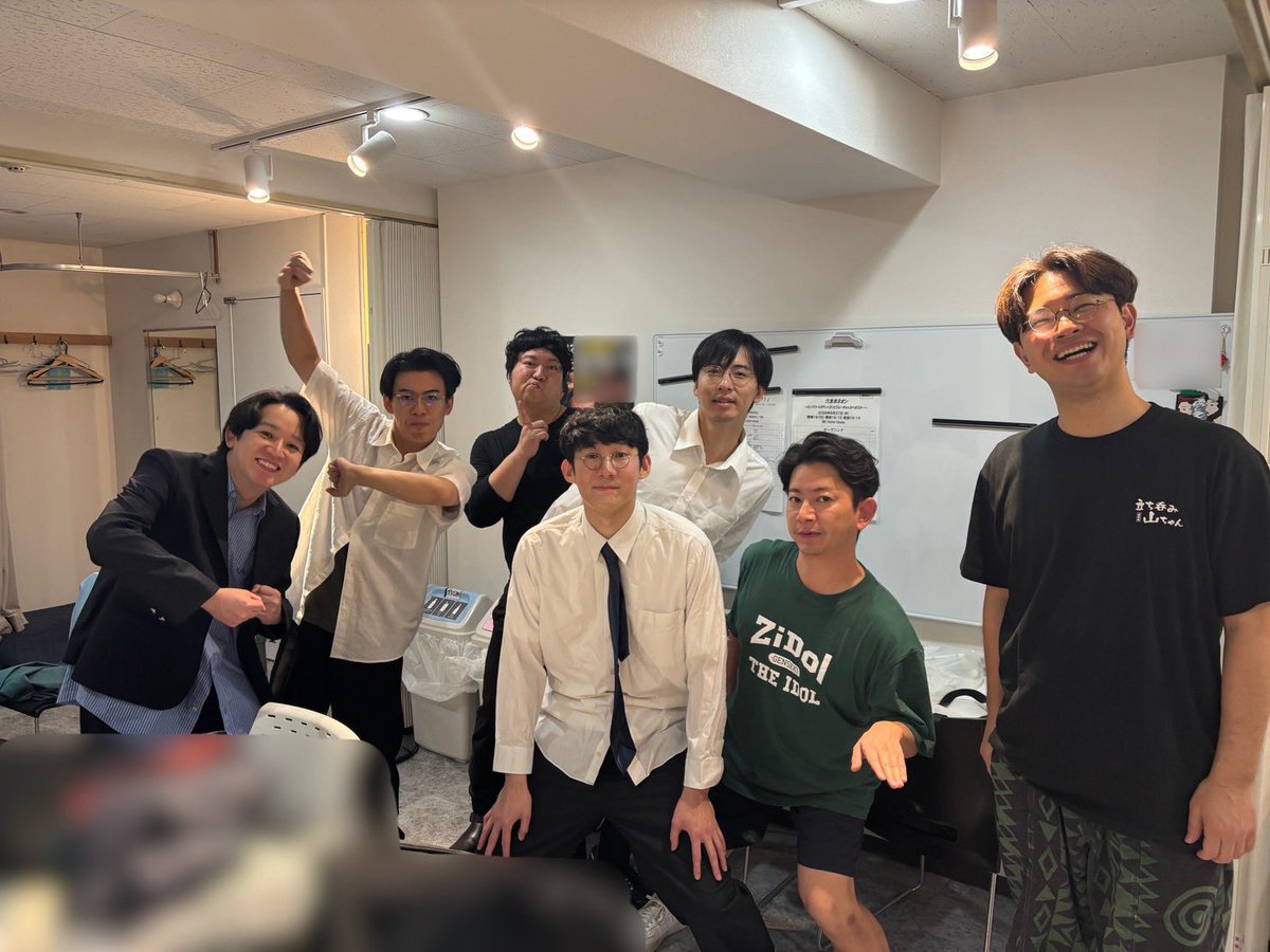yoshimot6ppongi's tweet photo. 「六本木ネオン～ロングコートダディ×ダンビラムーチョ×カベポスター～」
ご来場&ご視聴ありがとうございました🌉

ロングコートダディとダンビラムーチョとカベポスターの3組による贅沢なスリーマンライブ！
それぞれの個性が光るネタはもちろん、6者6様の「ガリレオ」も見どころ満載でしたね🤭

見逃した方ももう一度楽しみたい方も、ぜひ配信でご覧ください！
配信🎫：https://t.co/L0mp3wG83w