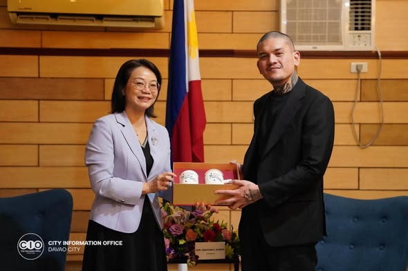 smninews's tweet photo. 'WELCOME TO DAVAO CITY!'

Nakipagpulong si Davao City Mayor Sebastian Duterte kay Hon. Huang Shaorong, Deputy Director-General ng Foreign Affairs Office ng Fujian Provincial People’s Government ng China, sa isang courtesy call sa Davao City ngayong Huwebes, Agosto 27.

(1/3) https://t.co/2D0jb58qDw