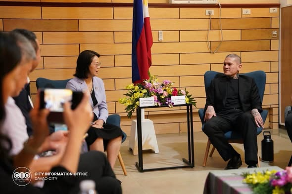 smninews's tweet photo. 'WELCOME TO DAVAO CITY!'

Nakipagpulong si Davao City Mayor Sebastian Duterte kay Hon. Huang Shaorong, Deputy Director-General ng Foreign Affairs Office ng Fujian Provincial People’s Government ng China, sa isang courtesy call sa Davao City ngayong Huwebes, Agosto 27.

(1/3) https://t.co/2D0jb58qDw