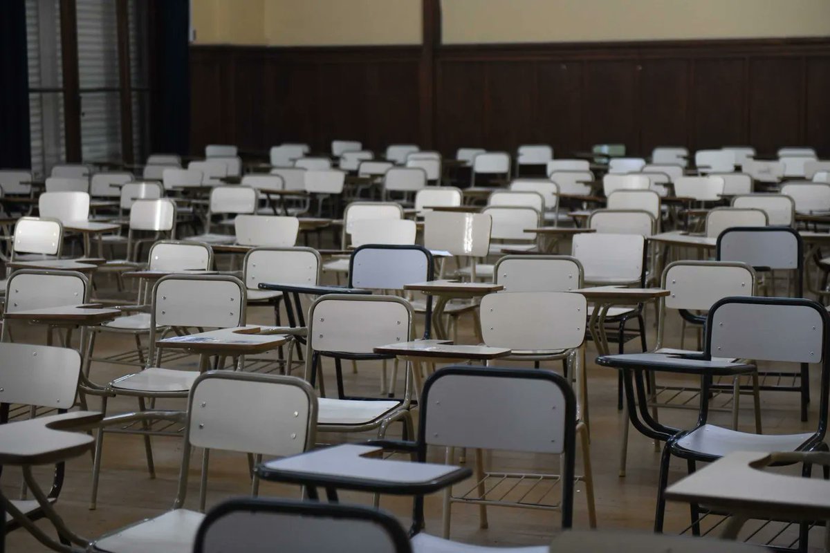 221radio's tweet photo. #ElDespertador ⏰ Educación
‼️ Docentes de la UNLP comienzan este jueves una nueva medida de fuerza en medio del conflicto que atraviesan las universidades públicas de todo el país
➡️ El paro se extenderá durante 48 horas y se extenderá hasta el inicio del fin de semana
📻 FM 103.1 - https://t.co/lbQAeX1OOx