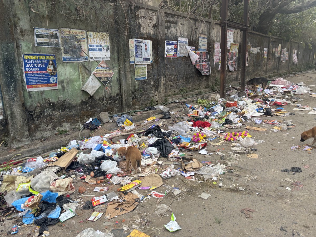 GunjeetKumar1's tweet photo. @rmccommissioner This area is regularly filthy, with garbage left on the road and hardly any cleaning. It’s becoming a serious hygiene issue for residents. Please arrange immediate cleaning and ensure regular garbage collection. Kindly take action.

(23.3780876, 85.3566033) https://t.co/bIKwYokNZ8