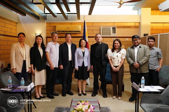 smninews's tweet photo. 'WELCOME TO DAVAO CITY!'

Nakipagpulong si Davao City Mayor Sebastian Duterte kay Hon. Huang Shaorong, Deputy Director-General ng Foreign Affairs Office ng Fujian Provincial People’s Government ng China, sa isang courtesy call sa Davao City ngayong Huwebes, Agosto 27.

(1/3) https://t.co/2D0jb58qDw