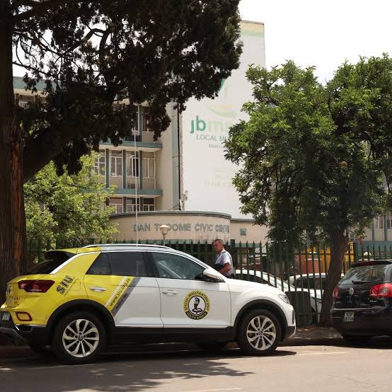 mzansi_digital's tweet photo. BREAKING NEWS 🗞️ : The SIU has uncovered a coordinated study visa fraud system inside Home Affairs.
Corrupt officials allegedly approved applications using fake acceptance letters from unregistered or non-existent colleges. Bribes were paid through e-wallets, cash deposits, and accounts linked to officials’ spouses. Many “students” never attended class and instead ran businesses that generated millions in kickbacks. The SIU has referred 7 officials for discipline, 278 cases to the NPA, and 205 matters for visa cancellations and deportations. The investigation is ongoing.