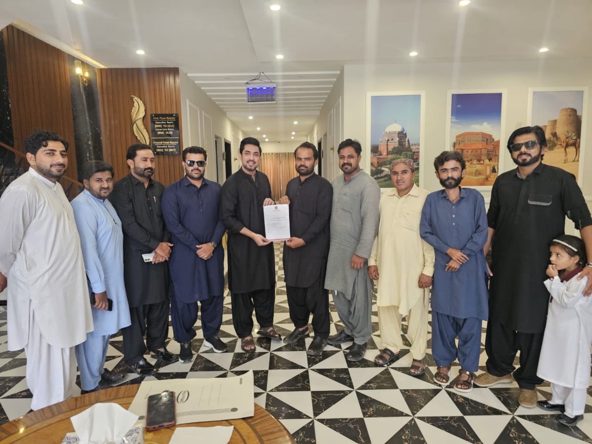 JunaidButt611's tweet photo. ڈی جی خان میں عوام راج کے اقرار بھائی سے ملاقات۔ ڈی جی خان کے تمام دوستوں نے مرشد و قائدِ عوام راج کو تنظیمی معاملات کے حوالے سے مزید آگے بڑھانے کے عزم کا اظہار کیا۔ ان شاء اللہ عوام راج کا پیغام گھر گھر پہنچے گا۔ 🇵🇰
@PkAwaamRaaj https://t.co/HHevCq7WEW