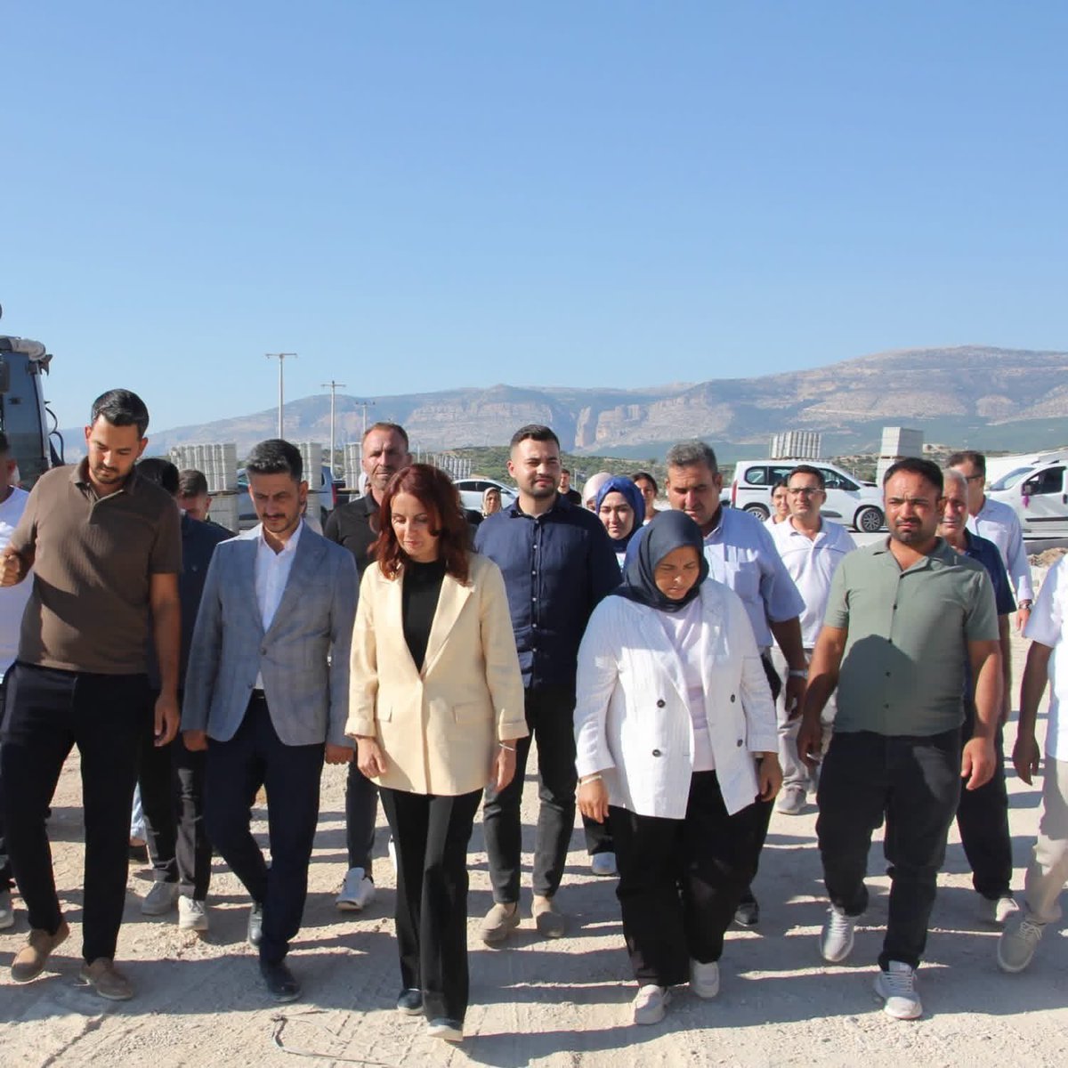 Av_Sibel33's tweet photo. 📍#Mut

#MutOrganizeSanayi Bölgemizde yapımı hızla devam eden altyapı çalışmalarını yerinde inceledik. 

2024 de yatırım programına aldırdığımız bu önemli tesiste, 2025 aralıktan beri iş makinaları sahada.

#Mut’umuzun kaysısı, inciri, zeytini ve üzümü burda işlenecek.

Söz verdik, takip ettik, #fabrikaların bacası tütene kadar da takipçisi olmaya devam edeceğiz.🇹🇷

#Mersin
#AkParti