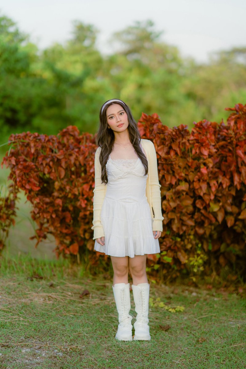 daeluxofficial's tweet photo. DAELUX ALICE 💫

Meet Alice, Daelux’s burst of sunshine, known for her bubbly charm, lively energy, and the warmth she brings wherever she goes.

Styled by: @althea.vyann @althea.dvo 

#DAELUX #PREDEBUT #PPOP #DAVAOPPOP https://t.co/9oKB8RW4qB