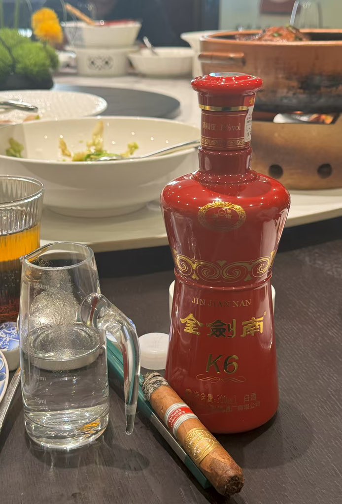 TaiPingJieZong's tweet photo. 酒局上朋友说：你知道现在白酒到什么地步了吗？？五粮液下面的尖庄酒湖南省总代理跑路了，还卷了10几户分销商近几千万元货款。

我一听不至于吧？尖庄毕竟是几十块一瓶的酒，但是回过头想，也正常，现在的数据确实很差。

今天公布的国家统计局数据：1-7月酒、饮料和精制茶总营收下降7.5%，总利润下降16.1%！