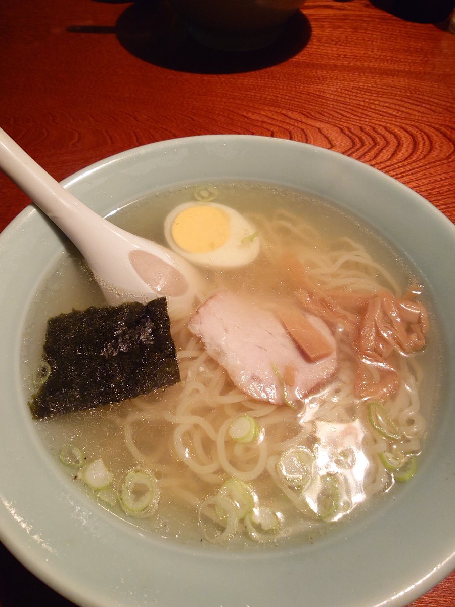 0samu9R's tweet photo. 飲みの〆。穏やかだが鶏の確かな輪郭を持つ淡麗出汁。やや柔らかな中細麺は滑らかな喉越しで小気味よい弾力。噛み締める肉、茹で玉子に海苔。懐かしくも落ち着く一杯。出汁の余韻を愉しむ。完食。
#新潟ラーメン
#上越市
#しまみち
#しおらーめん
#700円
#半麺600円
#薄暮のような店内で瓶ビール https://t.co/M2LTsb1lXm