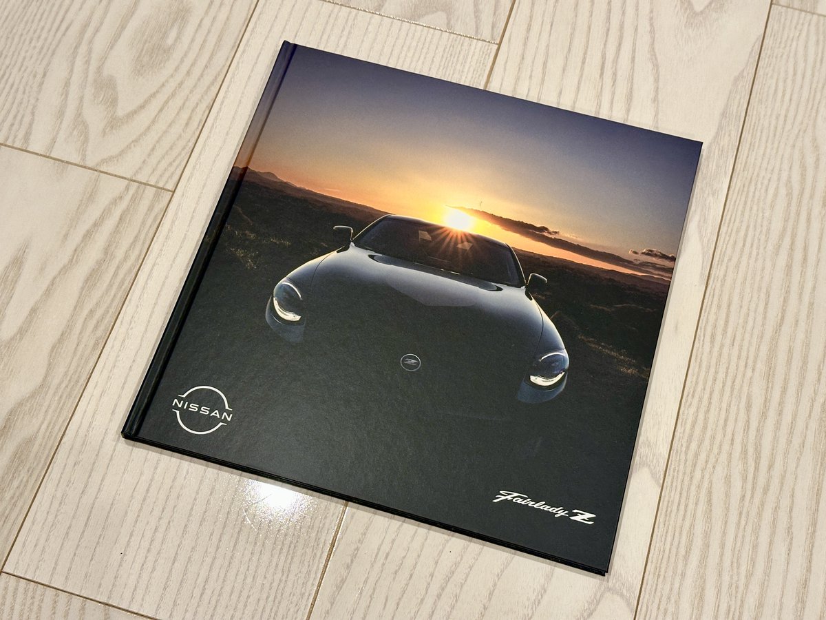 Mamo_photo's tweet photo. フェフェアレディーZ。
発表になりました。
BOOKと呼ばれる６０ページの豪華カタログとZ NISMO のスチール撮影を担当させていただきました。
日産ブランドアンバサダーの田村さんとラスベガスでお会いしてフェアレディーZとはという話をお聞きしてから、今回で3冊目のBOOK撮影。
今回は桜咲く時期に九州へ雲龍グリーンのZを連れ出してロケをしました。
どんなロケでもレースの撮影でも同じですが、天候と場所、撮影時間の組み合わせに苦労しました。
撮影のスケジュールというのはロケコーディーネーターの方に綿密に組み合わせて事前に組んでいただいています。
例えば、明日の朝陽は出るけれど、その後曇って雨になる、となるとあの場所に行きたい、オリジナルのスケジュールとは違ってくるけれどそこで朝陽で撮りたいんですとわがままを承知でおねがしてみる、そうするとその場所の撮影許可があるのか、移動距離はどうする？そんなやり取りを現場で毎日やりながら、照明さん、ドライバーさん、コーディネーターさん、積載トラックのドライバーさん、デザイナーさん、皆さんの協力で６０ページの写真を撮ることが出来ました。
そしてロケ場所を協力いただいた方々にも感謝いたします。

現在ではAIによる画像生成、３Dの車体データの作成の進歩。
画像合成の進歩などで、実車の撮影の機会は激減しています。さらに紙代、印刷、製本の高騰で従来の紙のカタログもどんどん縮小方向です。
そんな状況の今、現車をロケで撮影するという昔ながらの撮影を良しとしてハードカバーのBOOkを任せていただいた日産自動車さんに感謝します。
本当にありがとうございます。
また最高の印刷をしていただきました。
これは、このBOOKのアートディレクターの横山さんと印刷所の方が新しいインクを使って写真を再現しようとトライしてくれたおかげです。

どうか、たくさんのZファンの皆様、スポーツカーファンの皆様、自動車好きの皆様にこのBOOKが届きますように。

僕なりに、全力でこの美しいフェアレディーZの姿をここに収めたつもりです。

お近くのディーラーに行くか、ホームページでカタログの販売をしています。お値段1430円です。

ぜひ、お手に取ってじっくり見ていただけたら嬉しいです。
もし良かったら、感想をお聞かせください。

https://t.co/CzrWPBLIUE.