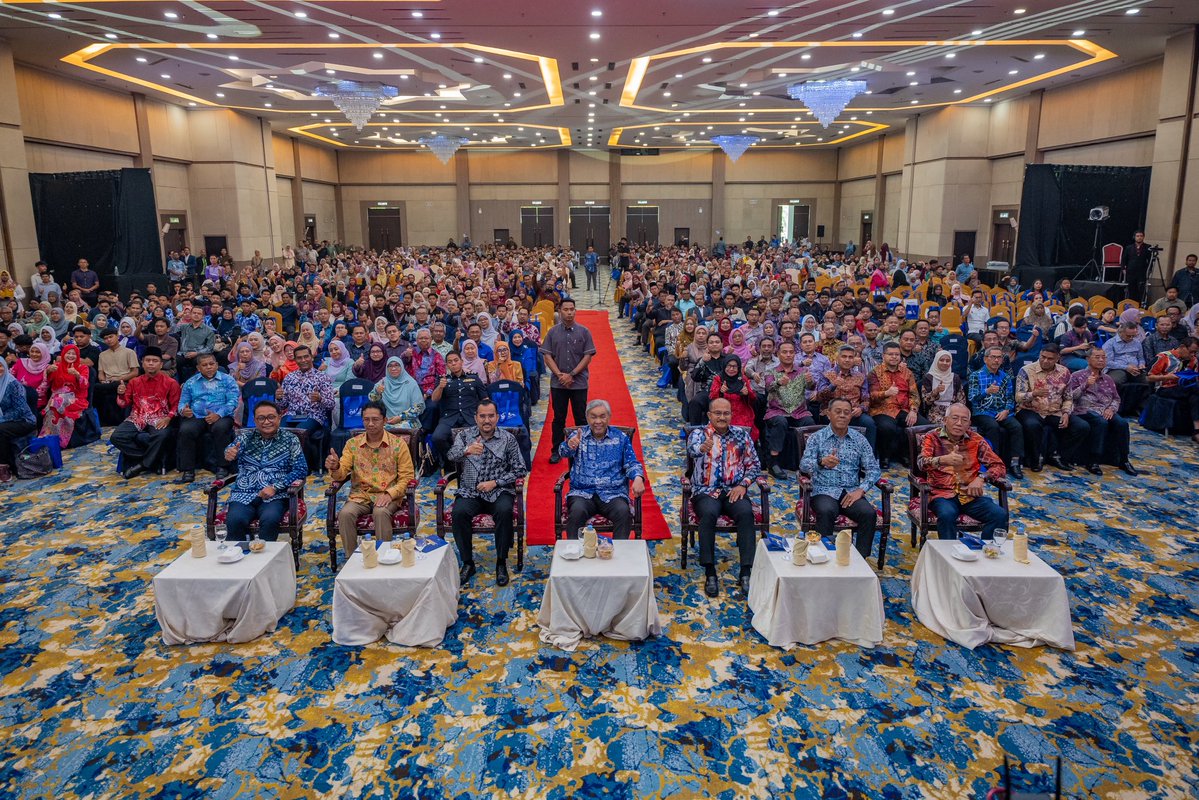 DrZahidHamidi's tweet photo. 𝐀𝐧𝐣𝐚𝐤𝐚𝐧 𝐁𝐚𝐡𝐚𝐫𝐮 𝐄𝐤𝐨𝐧𝐨𝐦𝐢 𝐁𝐮𝐦𝐢𝐩𝐮𝐭𝐞𝐫𝐚 𝐌𝐞𝐧𝐮𝐣𝐮 𝟐𝟎𝟑𝟓

Kita sudah berjaya membuka ruang yang lebih luas kepada Bumiputera untuk menyertai ekonomi. Kini cabaran kita ialah bagaimana penyertaan itu dapat diterjemahkan kepada pemilikan, kekuatan dan akhirnya penguasaan. Inilah anjakan yang saya tekankan semasa merasmikan Penutupan Konvensyen Usahawan Bumiputera (KUB) 2035 petang tadi.

Kita tidak boleh lagi berpuas hati hanya dengan melahirkan lebih ramai usahawan. Kita mesti membantu mereka meningkatkan skala, memiliki teknologi, membina jenama sendiri, menembusi pasaran global dan akhirnya muncul sebagai peneraju dalam industri yang diceburi.

Menuju ke tahun 2035, saya telah menggariskan tiga anjakan yang perlu diberikan perhatian iaitu menyatukan ekosistem keusahawanan; membesarkan usahawan; serta memastikan pertumbuhan ekonomi negara turut memperkukuh syarikat tempatan.

Kita mempunyai institusi, pembiayaan, bakat dan pelbagai instrumen sokongan. Kini semua kekuatan ini perlu digerakkan secara lebih tersusun dan bersepadu untuk melahirkan lebih ramai Bumiputera Champions.

Insya-Allah, dengan keberanian untuk berubah dan kesungguhan untuk melaksanakan, kita mampu membina kekuatan ekonomi Bumiputera yang lebih besar, mampan dan berdaya saing menuju 2035.

#UsahawanBumiputera
#KUB2035
#MARA #KKDW
#PejuangDESA