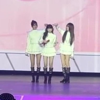 seorificava's tweet photo. dimplez always up to teasing leeseo when she's around  😭🫶 https://t.co/5dSrQ4DXMt