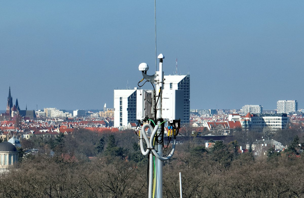 PWr_Wroclaw's tweet photo. Mamy 63 mln zł na rozwój technologii 5G+/6G od @opi_pib! 

Konsorcjum, któremu przewodzi PWr, stworzy Krajowe Laboratorium Sieci i Usług 6G. Powstaną trzy laboratoria do badań nad łącznością satelitarną, autonomicznymi dronami i cyfrowymi bliźniakami.

https://t.co/t0OxWyJiaC https://t.co/B232MIP8FC