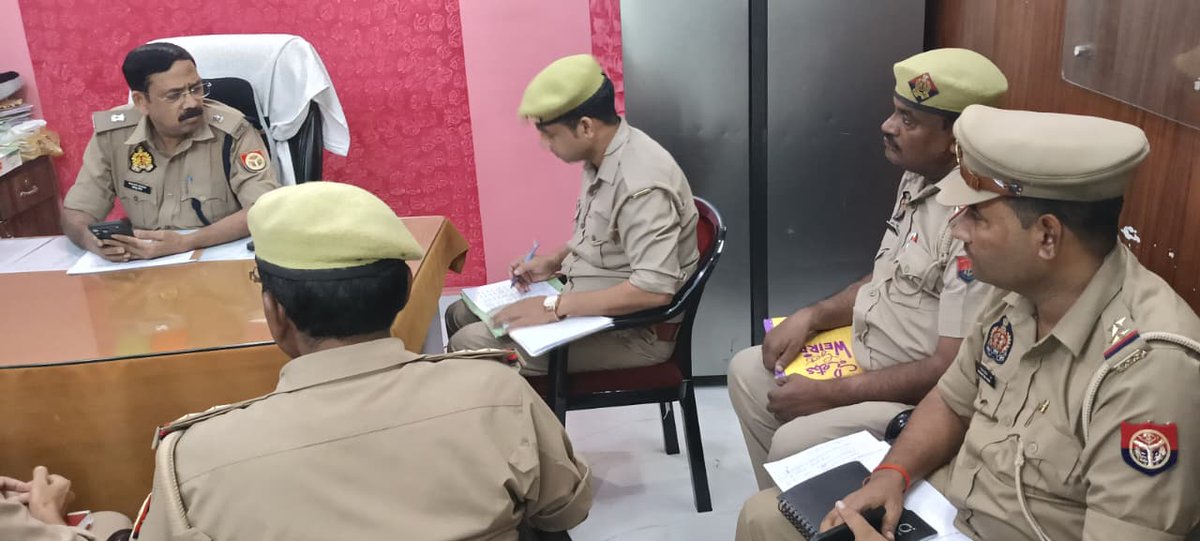 lalitpurpolice's tweet photo. #Addl_SP @kaloosingh द्वारा थाना कोतवाली ललितपुर का अर्दली रूम कर विवेचकों को लम्बित विवेचनाओं के समयबद्ध, निष्पक्ष एवं गुणवत्तापूर्ण निस्तारण हेत��� आवश्यक दिशा-निर्देश दिए गए। #LalitpurPolice #UPPolice https://t.co/roFMPqo99r
