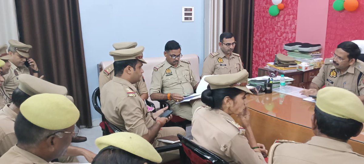lalitpurpolice's tweet photo. #Addl_SP @kaloosingh द्वारा थाना कोतवाली ललितपुर का अर्दली रूम कर विवेचकों को लम्बित विवेचनाओं के समयबद्ध, निष्पक्ष एवं गुणवत्तापूर्ण निस्तारण हेत��� आवश्यक दिशा-निर्देश दिए गए। #LalitpurPolice #UPPolice https://t.co/roFMPqo99r