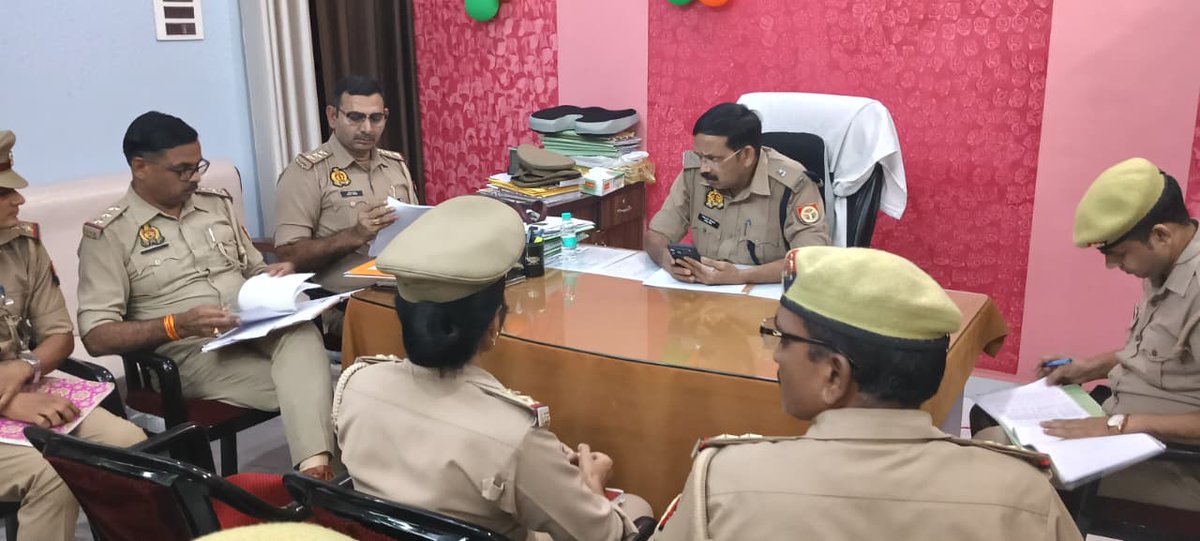 lalitpurpolice's tweet photo. #Addl_SP @kaloosingh द्वारा थाना कोतवाली ललितपुर का अर्दली रूम कर विवेचकों को लम्बित विवेचनाओं के समयबद्ध, निष्पक्ष एवं गुणवत्तापूर्ण निस्तारण हेत��� आवश्यक दिशा-निर्देश दिए गए। #LalitpurPolice #UPPolice https://t.co/roFMPqo99r