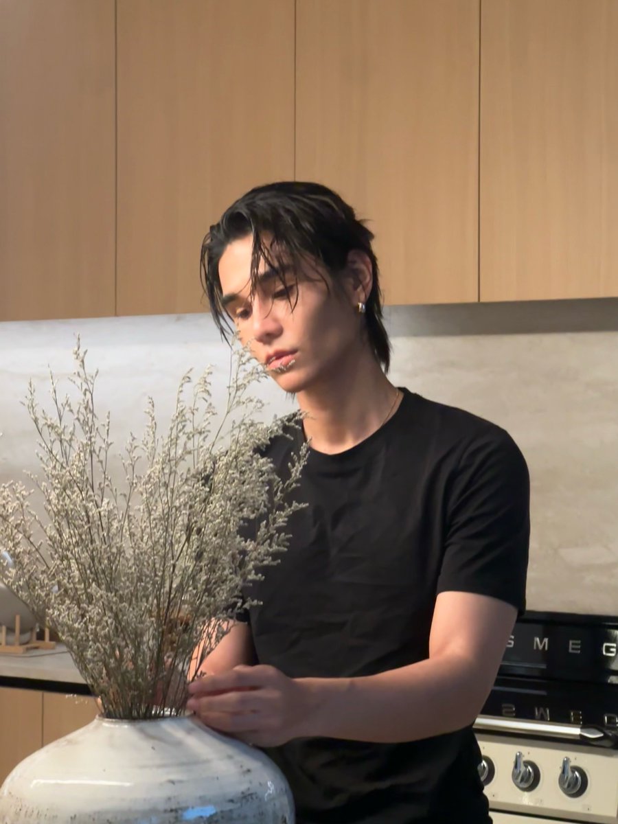 jeffsaturbrasil's tweet photo. FLORES PARA NÓS?! #JeffSatur em novo post no Instagram, sendo lindo e arrumando seu vaso de flores ao som de "The Last Letter", de Maan Panu e Mazaak. 🌷🩷

"Flores para você"

#Saturdayss #StudioOnSaturn
(Imagens/Reprodução: jeffsatur) https://t.co/znyziNPRI1
