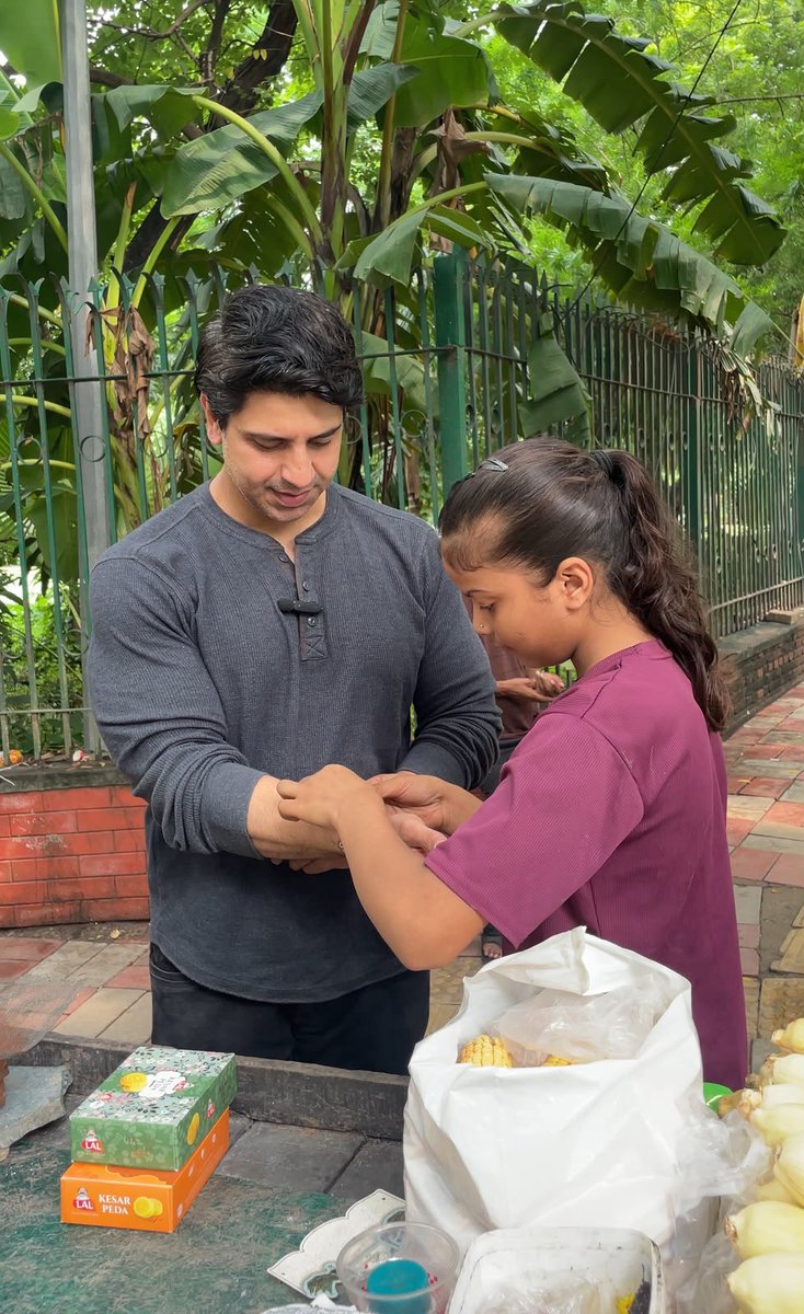 Shehzad_Ind's tweet photo. Rakhi ko brand nahi… bond chahiye. ❤️

Aaj shaam, ek dil se video

Dropping at 6:30pm 

Watch

Instagram: https://t.co/lipIsGXJFT

YouTube: https://t.co/aZiKBajBbD